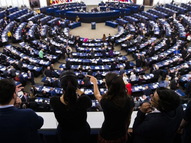 Eurodeputowani zaostrzają przepisy dotyczące reklam politycznych